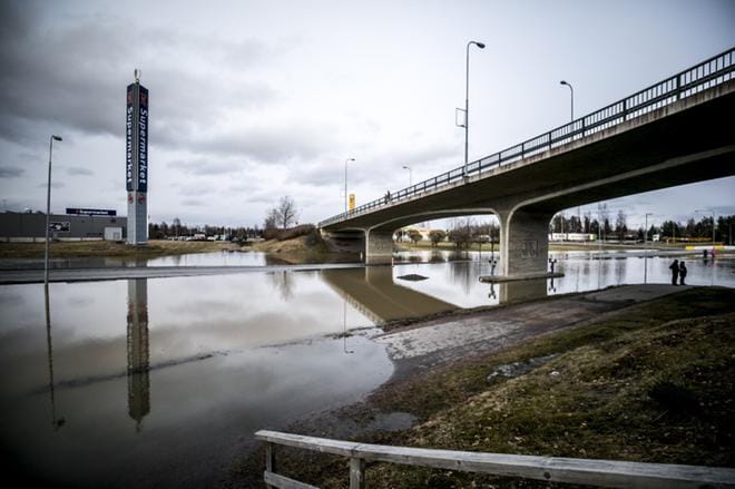 Kolmostie oli huhtikuussa poikki Jalasjärven kohdalla. Se oli huonoa mainosta tärkeälle tielle. KUVA: JOUKO HÄNNINEN