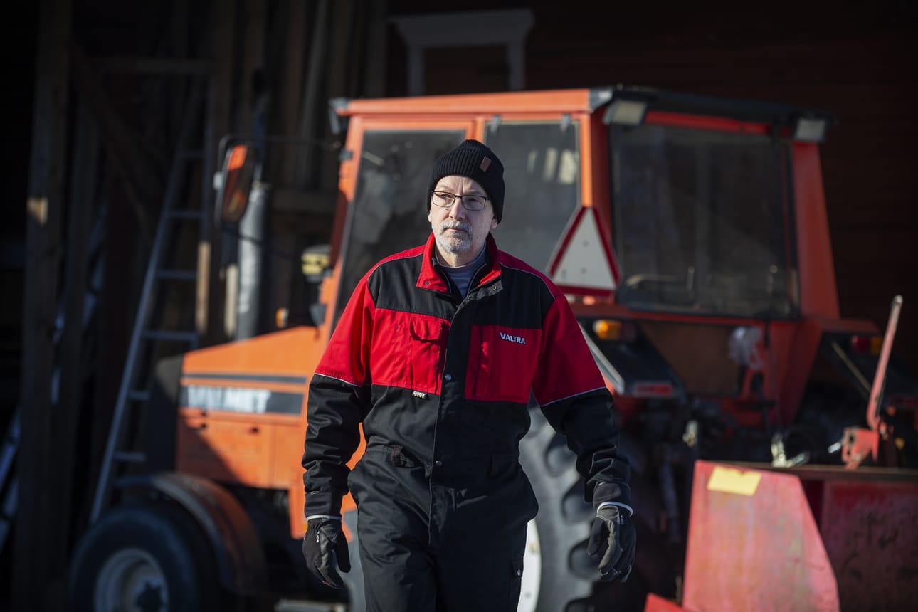 Maanviljelijä Hannu Uiton traktori odottaa vielä pääsyä tositoimiin. Polttoöljyn hinnannousu hirvittää.