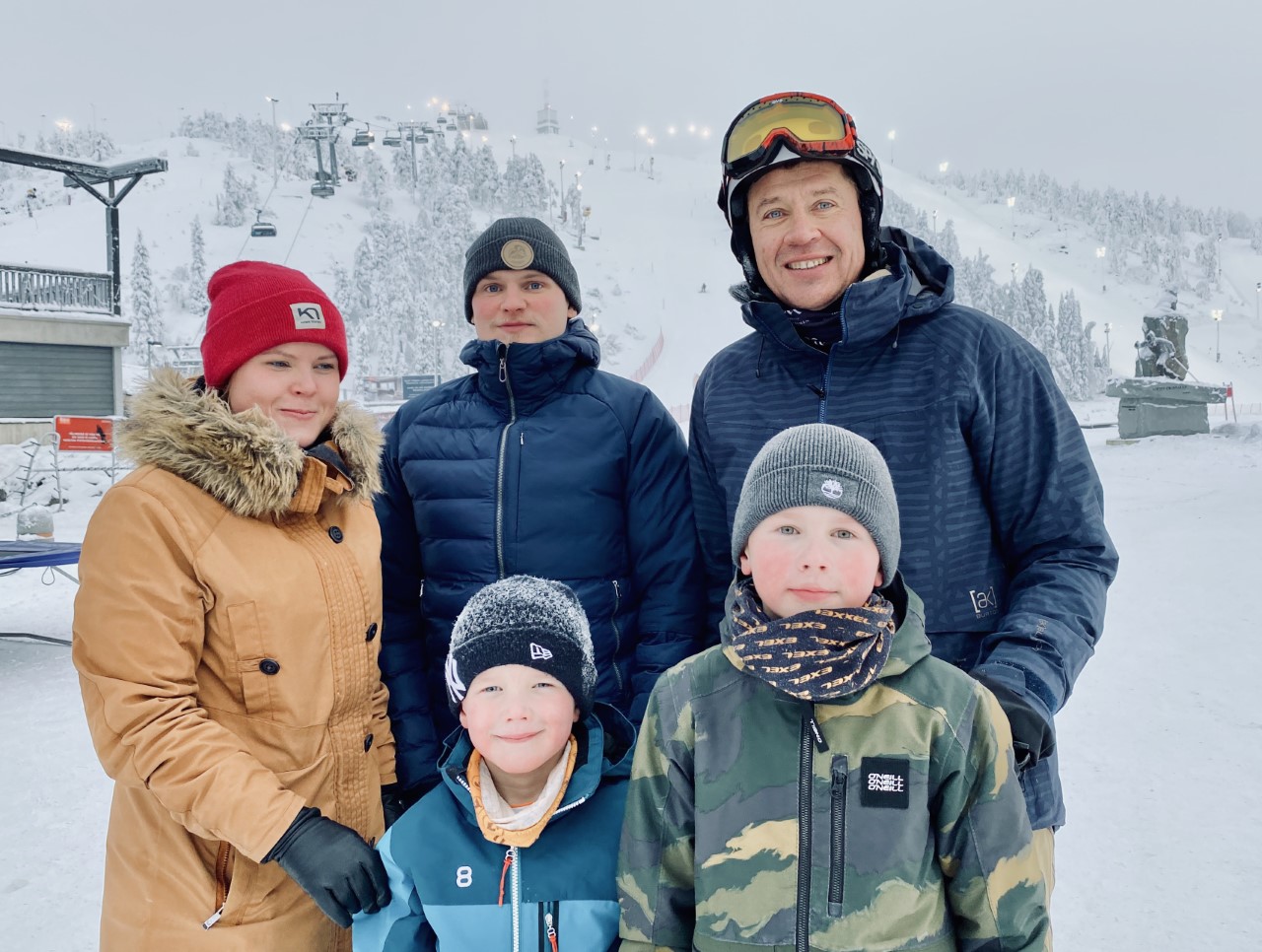 Ruka-Kuusamo Matkailun toimitusjohtaja Mats Lindfors (oik.) sekä Jennika ja Timo Maaninka lastensa Tuukan ja Topiaksen kanssa nauttivat Rukan tunnelmasta avajaisissa lauantaina.