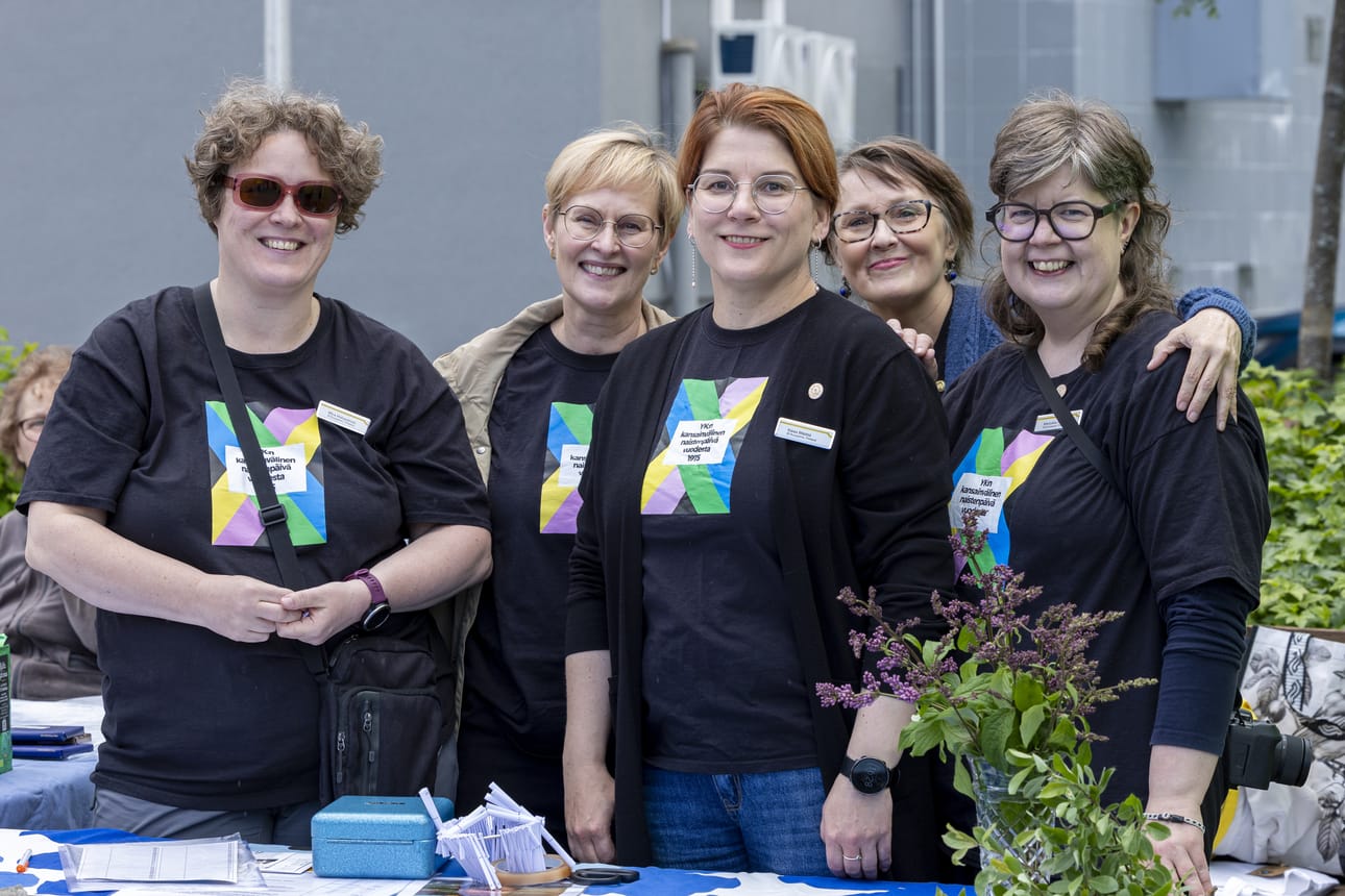 Mira Holopainen (vas.), Sari Päivärinta, Kaisa Määttä, Minna Karvonen ja Marjukka Ronkainen Kuusamon soroptimisteista kuvattuna kesällä 2026.