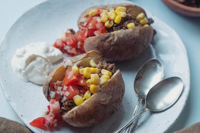 Uuniperuna on tuttu herkku, mutta eksoottisilla täytteillä saat siihen aivan uudenlaista inspiraatiota – Näin tarjoilet sen intialaiseen, japanilaiseen tai tanskalaiseen tyyliin