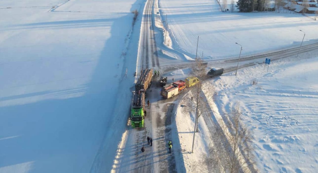 Kauhajoen suunnasta tullut henkilöauton kuljettaja ei huomannut, että hänen kaistallaan oli vielä tielle liittyneen kuorma-auton perävaunu.