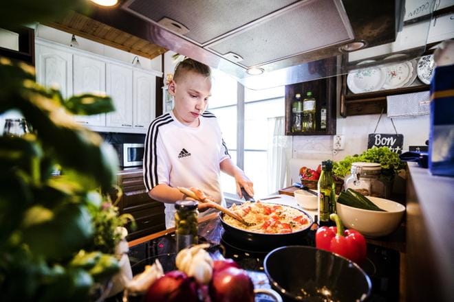 Leppälän keittiössä Ylistaron Asemanseudulla ahertaa nuori kokki. 13-vuotias Topias sai ensimmäisen paistinpannunsa 6-vuotiaana. KUVAT: KRISTA LUOMA