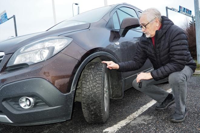 Olavi Kemppaisen autossa on nyt talvirenkaat, ja painevalvonta toimii normaalisti. Uusien anturien hankinta on edessä kesärengaskauden alkaessa. Ylimääräinen rahanmeno harmittaa. KUVA: Kari Pitkänen