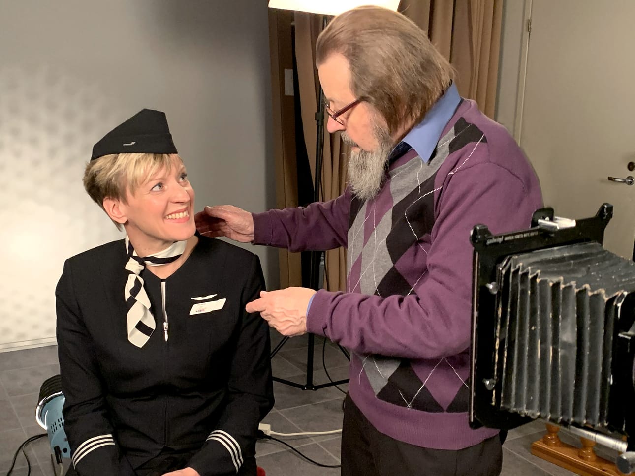 Vaikka Kalervo Puskala kuvasi itse paljon, häntä työssään on kuvattu vain vähän. Tässä Puskala vuonna 2019 ohjaamassa kuvaan Satu Hakalaa.