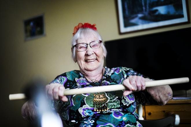Maanantaina 90 vuotta täyttävä Anneli Lehtinen on pysynyt vetreässä kunnossa. Pitkän iän salaisuutena on ollut sisukkuus, positiivinen luonne, päivittäinen liikunta ja säännöllinen keppijumppa. KUVA: KRISTA LUOMA