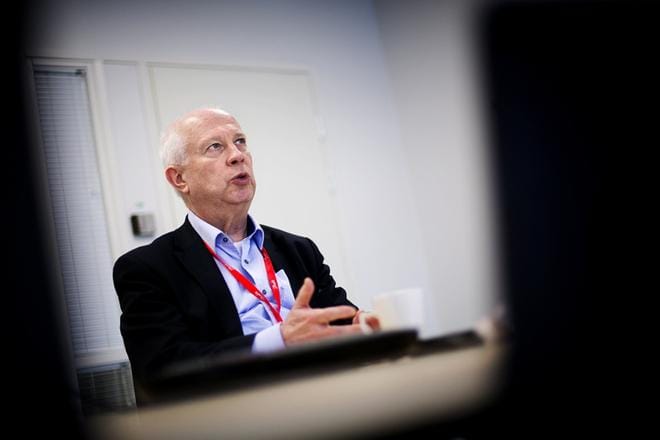 Danfoss Drives -liiketoimintayksikön johtaja Vesa Laisi pitää Vaasan tehdasta tärkeänä taajuusmuuttajien valmistuksessa. Maailmantalouden positiiviset näkymät heijastuvat vahvasti myös Vaasan tehtaan tulokseen. KUVA: TIMO ANNANPALO