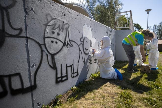 Saana-Maria Ala-Aho, 10, sekä näytteli Mukula-teatterissa että osallistui graffitipajaan nuorisotalo Wilholan takapihalla. KUVAT: MIRANDA KIVEKÄS