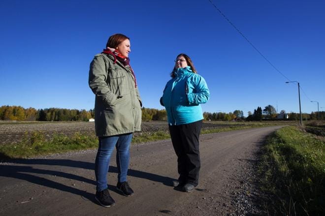 Susann Nabb (vas.) ja Camilla Fant järjestivät Sulvalla sunnuntaina susiprotestin. Naisten mukaan sen tarkoituksena oli herätellä päättäjät. KUVAT: MARIA MÄKI