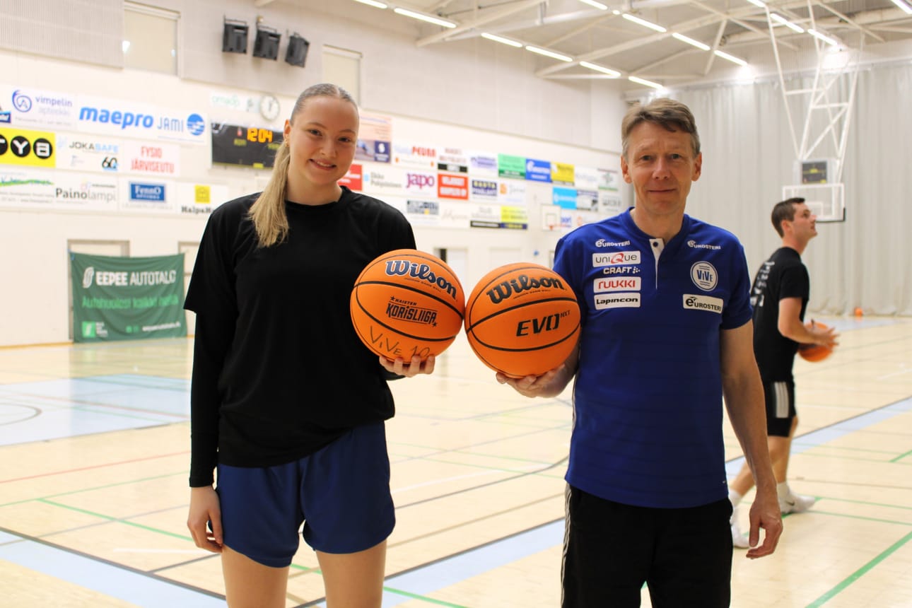 Cayro-Lyza Toomingas (vas.) kuuluu Vedon uusiin pelaajattariin. Jukka-Pekka Kujala jatkaa joukkueen päävalmentajana.