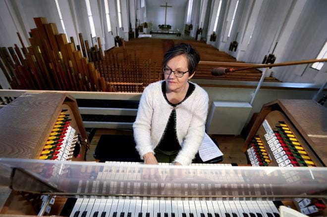 Kanttori Maria Väinölän itsenäisyyspäivää sävyttää tänä vuonna kantaesityksen soittaminen suorassa radiolähetyksessä. Tilaisuutena on Lakeuden Ristissä pidettävä Kiitosjuhla. KUVA: JOUKO HÄNNINEN