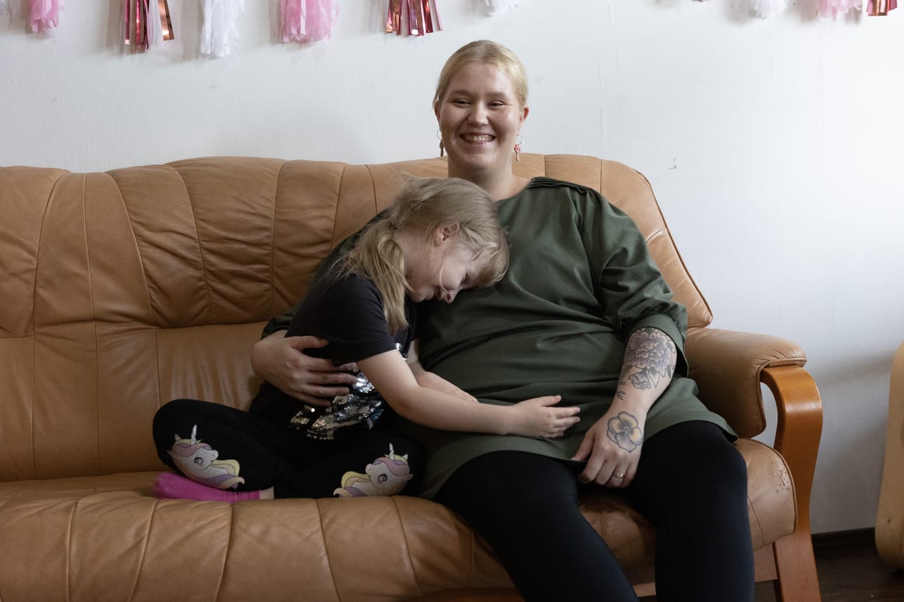 Näkövammaisen Ellika Mustajärven kuusivuotias tytär Ninni auttaa arjessa välillä äitiään esimerkiksi lukemalla kuumemittarissa näkyvät numerot. Kuva: Maija Myllymäki