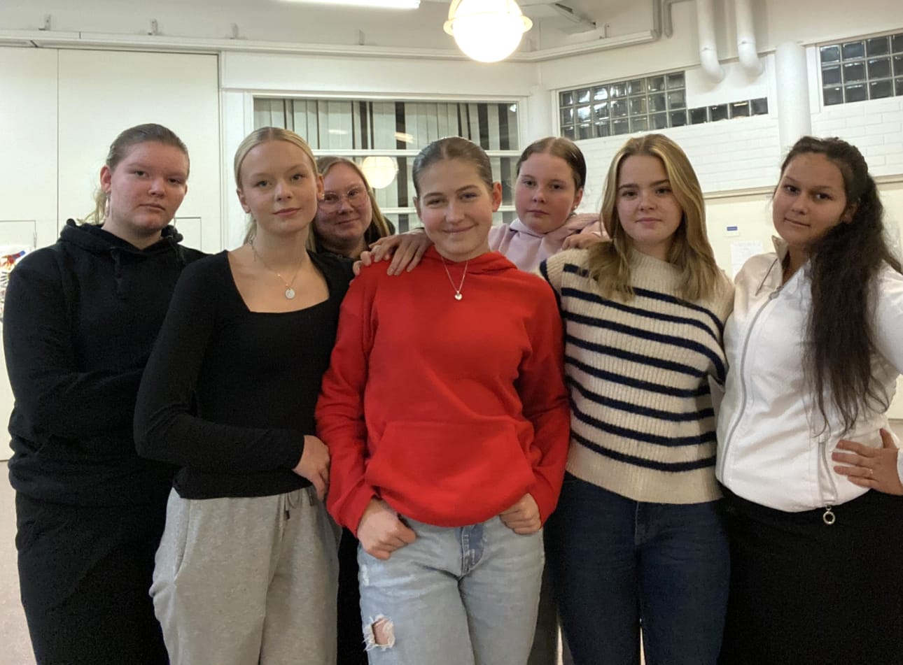 Kaskisten nuorisovaltuuston jäsenet Maija Ylikoski (vas.), Fanny Sillanpää, takana Kaskisten nuoriso- ja liikuntavastaava Sanna Holm ja Emilia Keller sekä Geidi Helemets ja etualalla Ninni-Lotta Toivola ja Teresa Grönfors. Kuva. Kaskisten nuorisovaltuusto