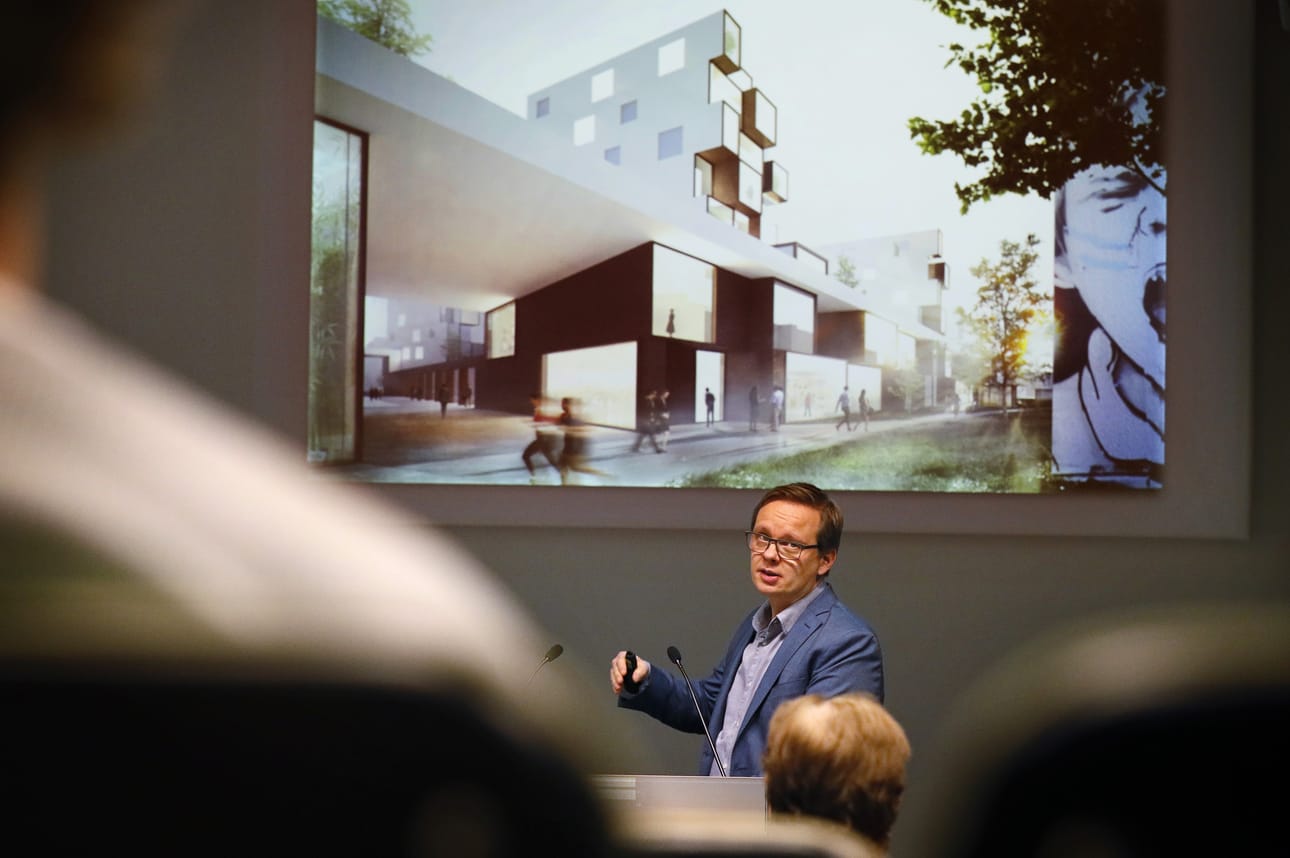 Arkkitehti Sami Heikkinen esitteli visioita Myllytullin tulevaisuudesta yleisötilaisuudessa.