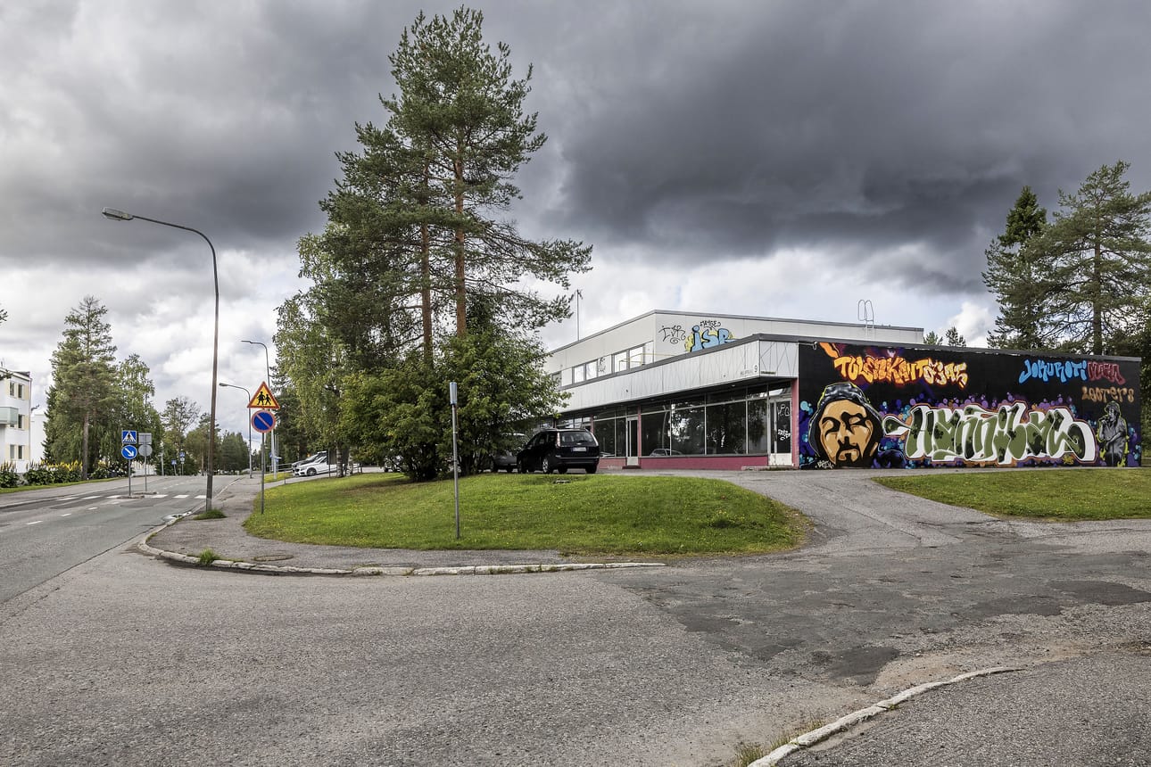 Hillapolun liikekeskuksen tilalle suunnitellaan uudisrakennusta. Kirjoittajan mukaan rakennuksessa toimivan pub Sarven merkitys tulisi huomioida kaavamuutoksessa.