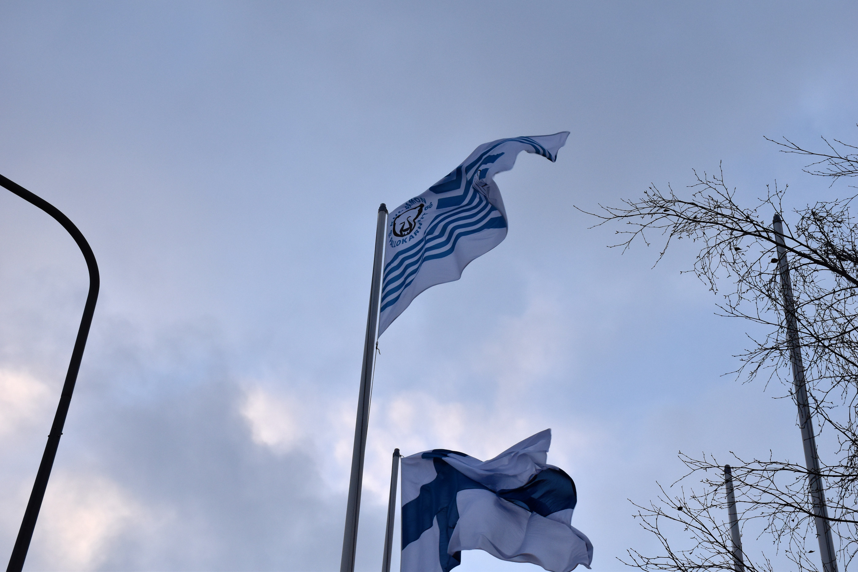 Pallo-Karhujen lippu liehui Kuusamotalon edustalla Suomen lipun kanssa.
