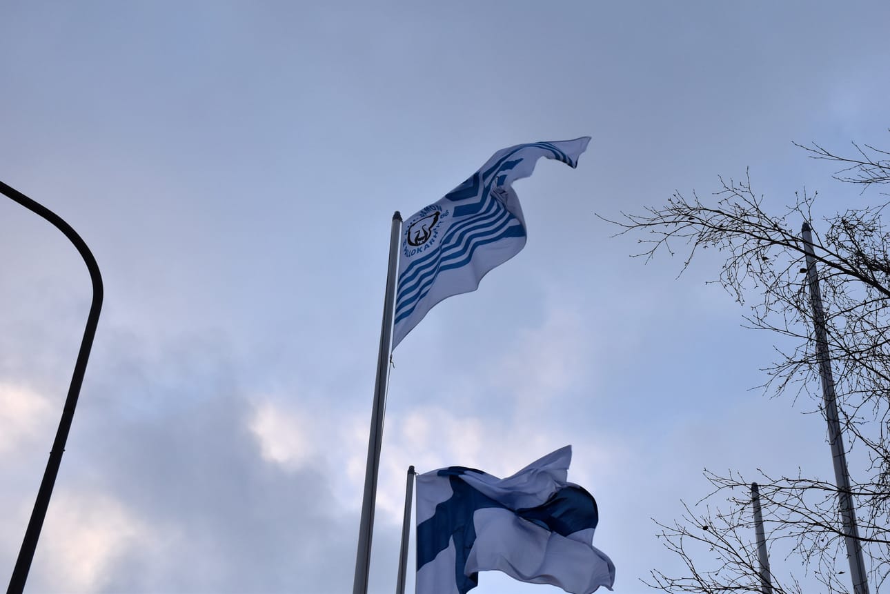 Pallo-Karhujen lippu liehui Kuusamotalon edustalla Suomen lipun kanssa.