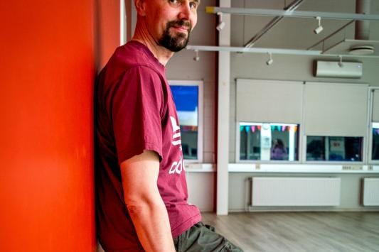 Stefan Härmälä-Kassay ohjaa TRE-kursseja Vaasassa. Entinen maratoonari löysi tiensä harjoittelun pariin halusta kehittää itseään henkisesti ja fyysisesti. Kesälle hän suunnittelee avoimen ulkokurssin pitämistä, jos sille vain löytyy sopiva paikka. Kuvat: Paula Kaskimaa