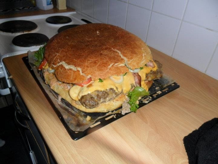Jättimäisellä hampurilaisella oli painoa 11 kiloa. Kaverukset kokosivat sen uunipellille.