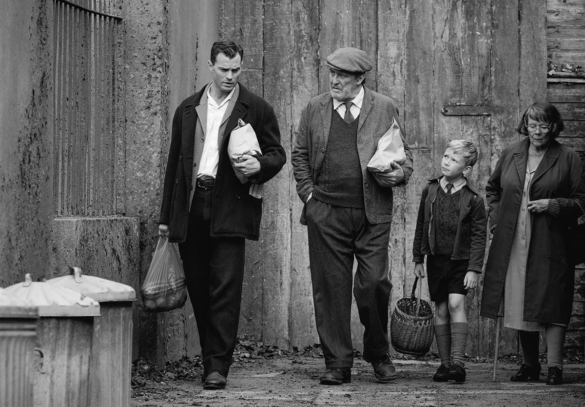 Jamie Dornan (vas.), Ciarán Hinds, Jude Hill ja Judi Dench eläytyvät sisällissodan partaalla olevaan Belfastiin Kenneth Branaghin ohjauksessa.