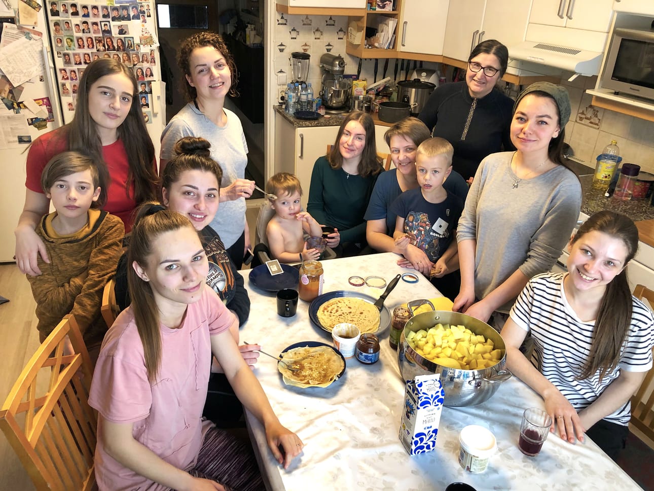 Perunoita keitetään Garbalin perheessä nykyään kerralla 11 litran kattilallinen. Keittiötouhujen keskeltä kuvaan ehtivät pysähtyä Irina (vas.), Elizaveta, Abel, Elena, Inna, Lev, Irina, Mark, Vera, Mariia ja Tetiana. Abel, Lidia ja Elena kuuluvat Vera Garbalin omaan perheeseen