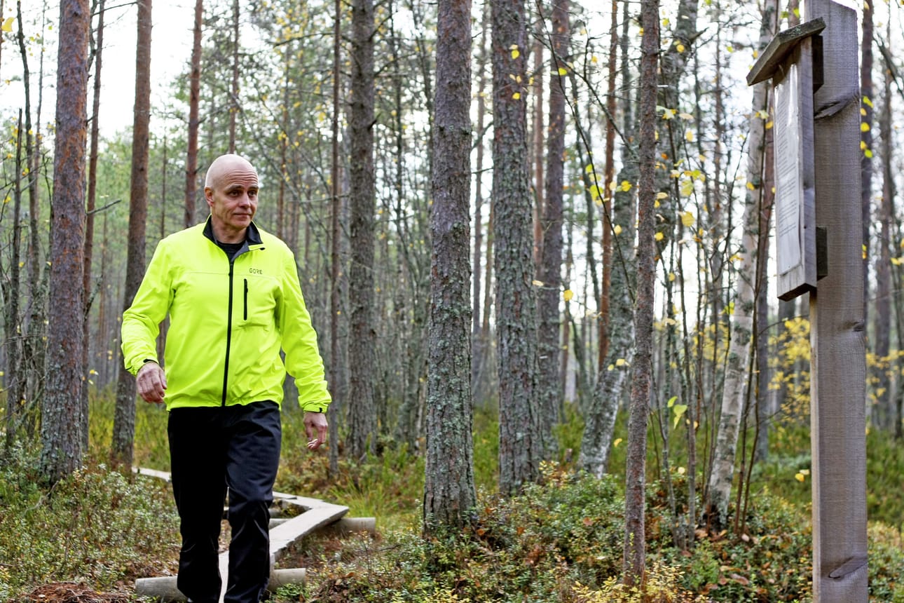 Jarmo Haapaniemi Köykkyrissä maastoliikuntareitin alkupäässä. Vanhat kyltit uusitaan ja niistä tehdään informatiivisempia.