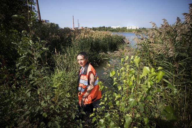 Irma Hyry kertoo Vaasan Veden seuraavan tarkasti putkia, joilla on samanlainen rakenne kuin jätevesipäästön aiheuttaneella putkella. ARKISTOKUVA: JARNO PELLINEN
