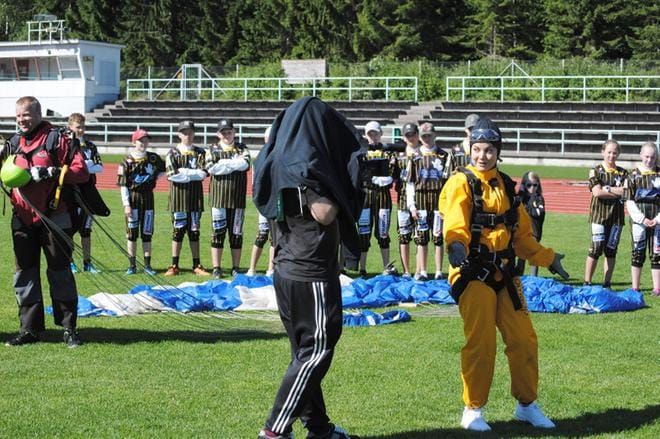 Janni Hussi hyppäsi Alavudella elämänsä ensimmäisen tandem-hypyn. Hänet toi turvallisesti alas Alavuden Ilmailukerhon tandemhyppymestari Matti Pahikkala (vas.). Jussi Arhinmäki kuvasi hupun alta. KUVA: EEVA-LIISA KULJU