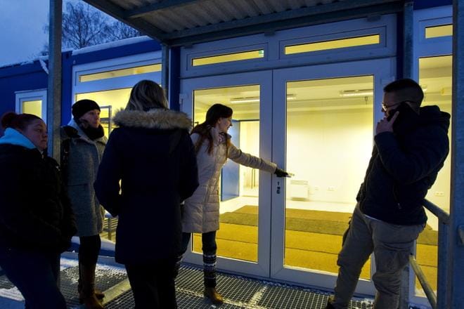 Kunnan työntekijät päästivät vanhemmat ensin sisään parakkiin, mutta lukitsivat sitten oven. Marjukka Hirvelä, Tiina Koivusipilä, Marika Kemppainen ja Mikko Hirvelä haluavat eroon pulpeteista. KUVAT: EETU SILLANPÄÄ