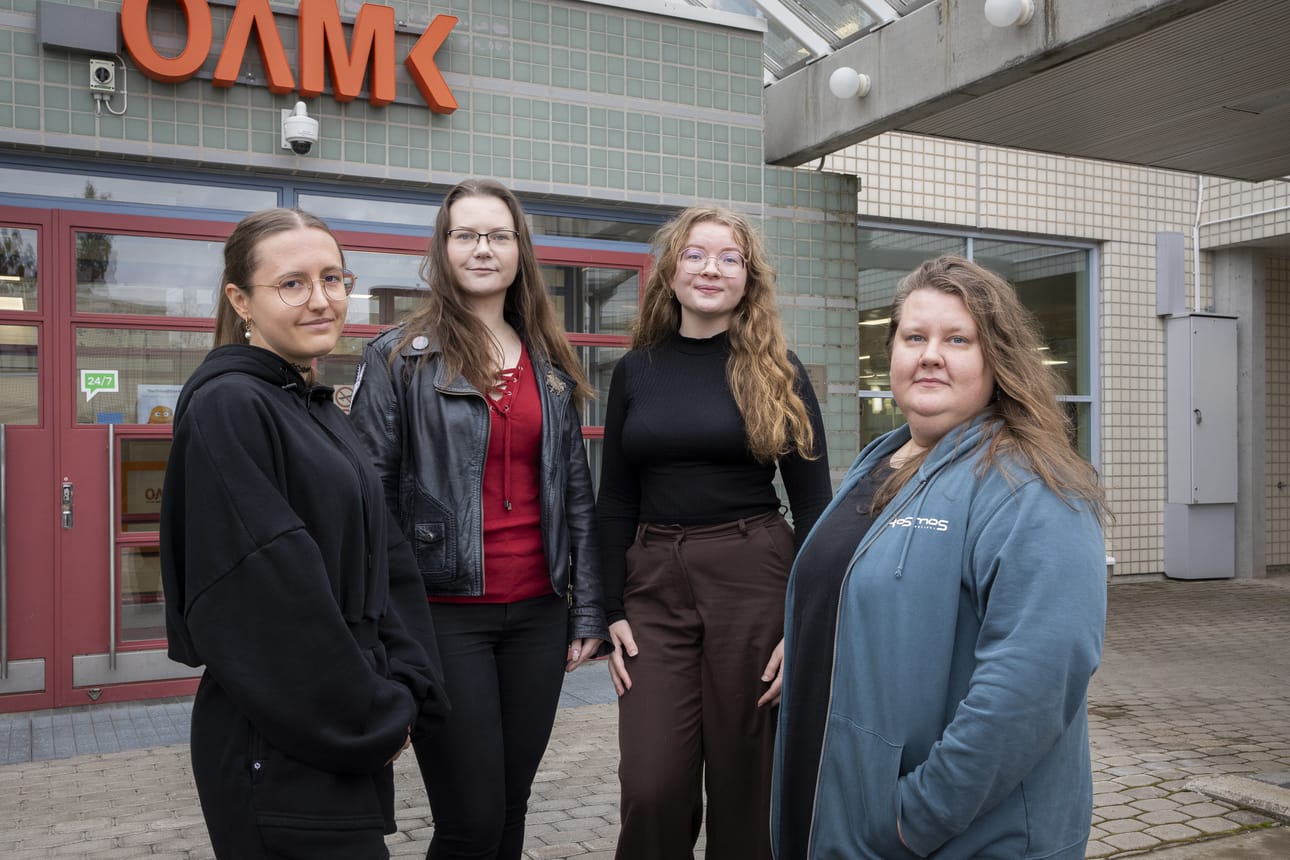 Oamkin agrologiopiskelijat Alessia Savarelli, Jenni Jäminki, Sara Kyllönen ja Reija Parkkila osallistuvat Likiksen järjestämiseen.