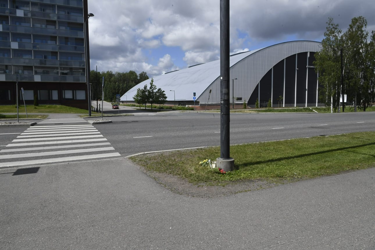 Poliisi kertoo, että Myyrmäessä sähköpotkulaudalla matkanneet lapset tulivat silminnäkijöiden mukaan kovalla vauhdilla suojatielle ennen törmäystä auton kanssa. LEHTIKUVA / Kimmo Penttinen