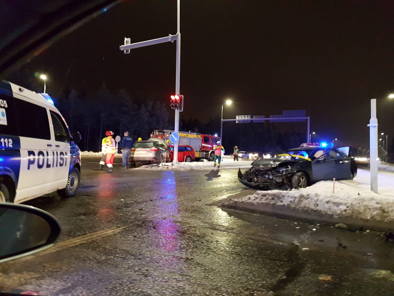 Kainuuntien ja Poikkimaantien risteysalueella tapahtui kolmen henkilöauton kolari.