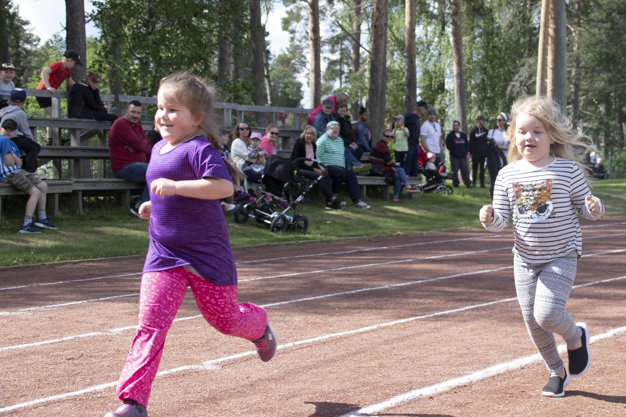 Aada Huovisen ja Minttu Kantasen juoksussa näkyi osallistumisen ilo.