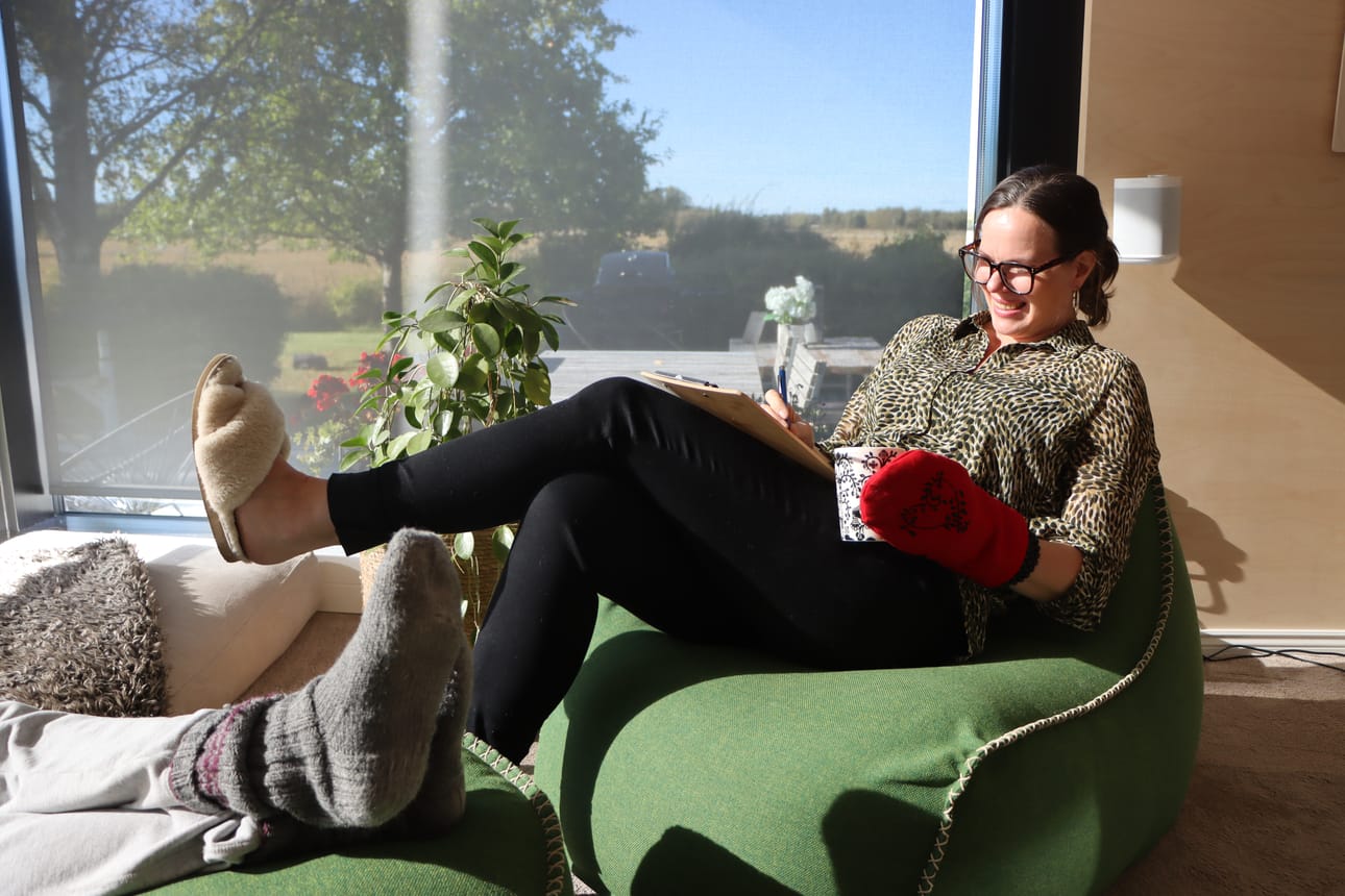 Annina Rochier-Holmberg sanoo huumorin auttavan kaikkeen. Siksi hän myös aikoo antaa ohjeita ja analysoida valituksia pilke silmäkulmassaan.