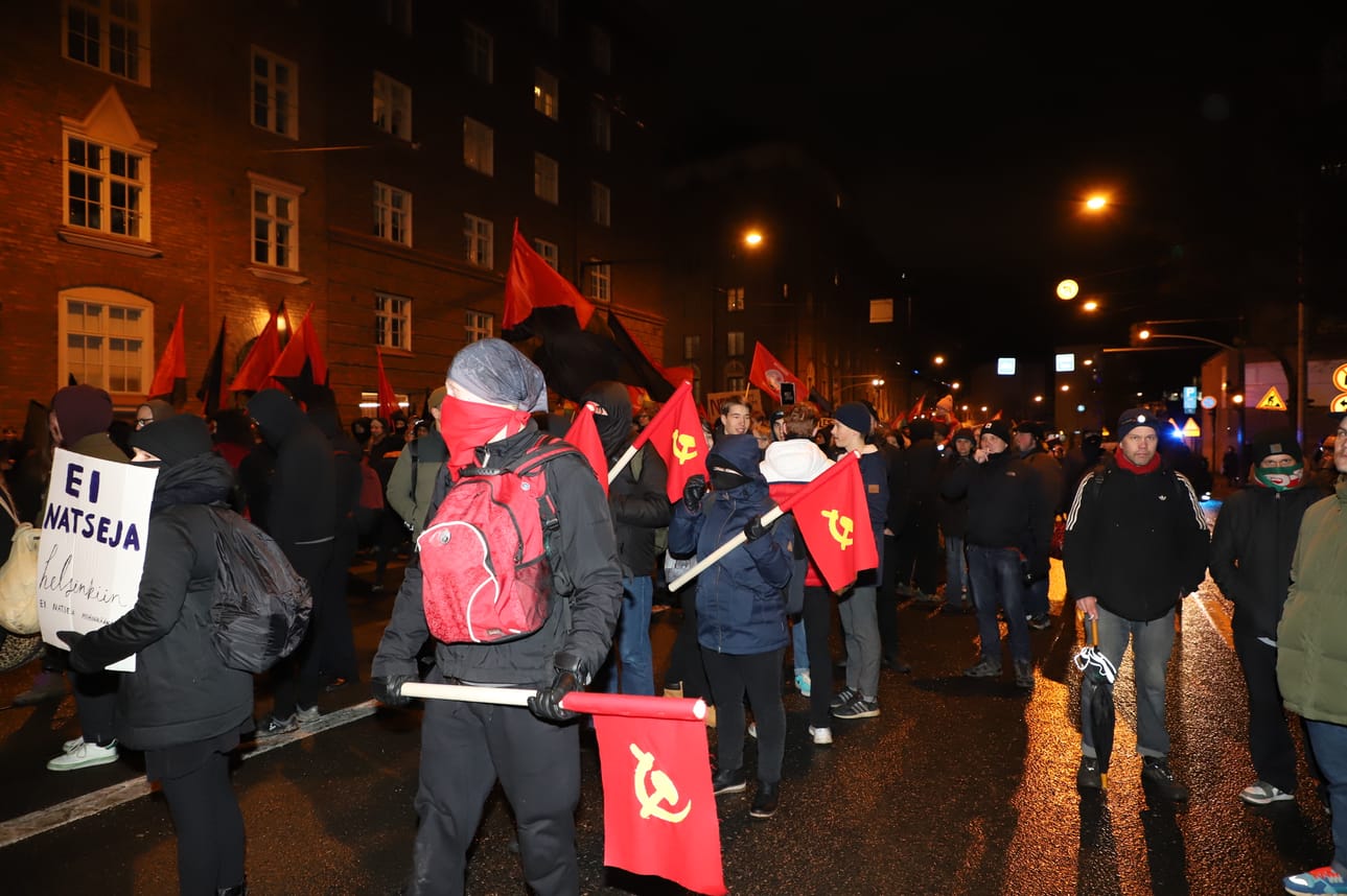 Osa Helsinki ilman natseja -mielenosoitukseen osallistuneista kantoi anarkistisia tunnuksia.