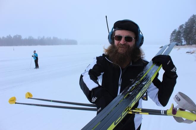 Keuruulainen Tero Vornanen tuumaili Ähtärin pakkasaamussa, kuinkahan mahtaa päivän aikana käydä suksien pidon kanssa. Kuva: Reijo Heikkilä