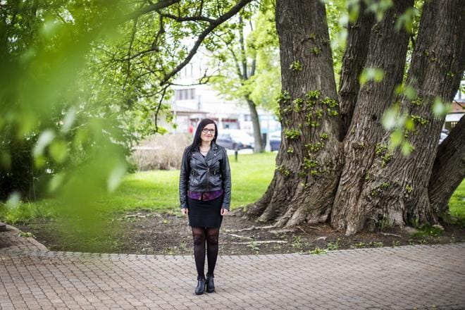 Kati Ojaniemi (kesk.) harmittelee, että naiset joutuvat miehiä enemmän todistelemaan osaamistaan. Hänen osaamisensa kyseenalaistettiin, kun hän nousi Seinäjoen kaupunginvaltuuston puheenjohtajaksi viime kaudella. Palaute tehtävän hoitamisesta oli pelkästään positiivista. KUVA: KRISTA LUOMA