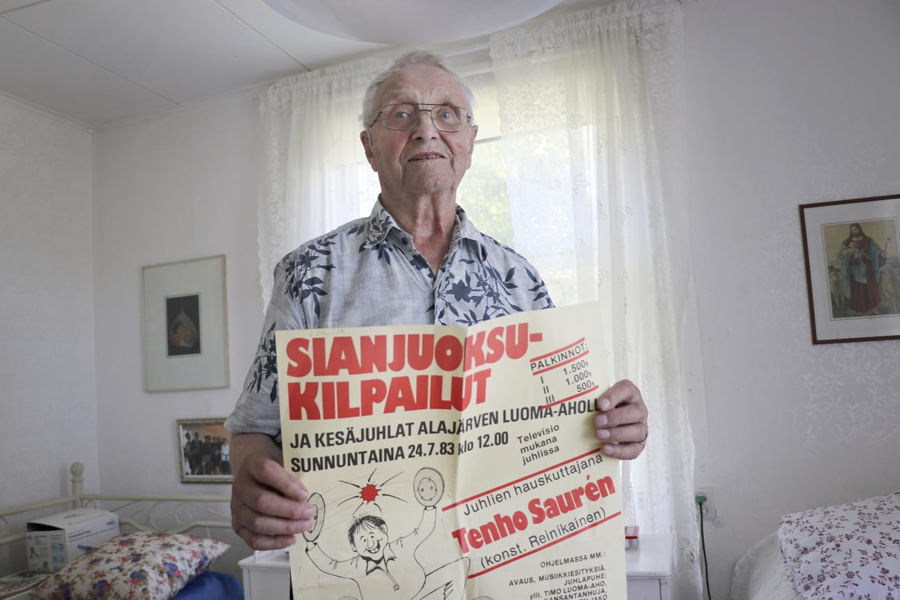 Eero Korkia-aho on ollut mukana järjestämässä Sikajuhlia, jotka olivat kylän Nuoriso- ja Maamiesseuran yhteinen hanke. Käsissään hänellä on tapahtuman mainos vuodelta 1983, jolloin tehtiin 5000 kävijän yleisöennätys.