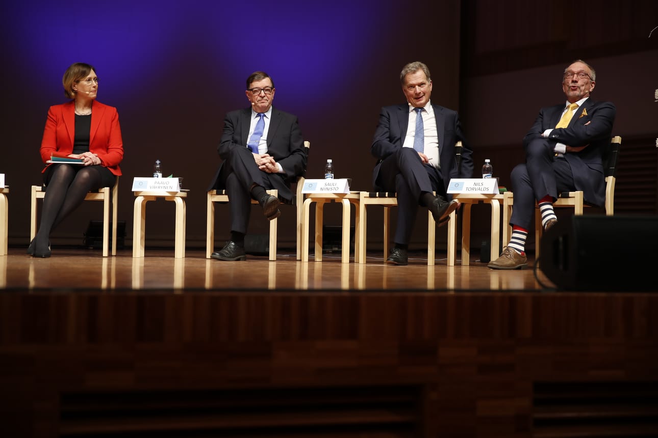 Tuula Haatainen (kuvassa vas.), Paavo Väyrynen, Sauli Niinistö ja Nils Torvalds vaalitentissä.