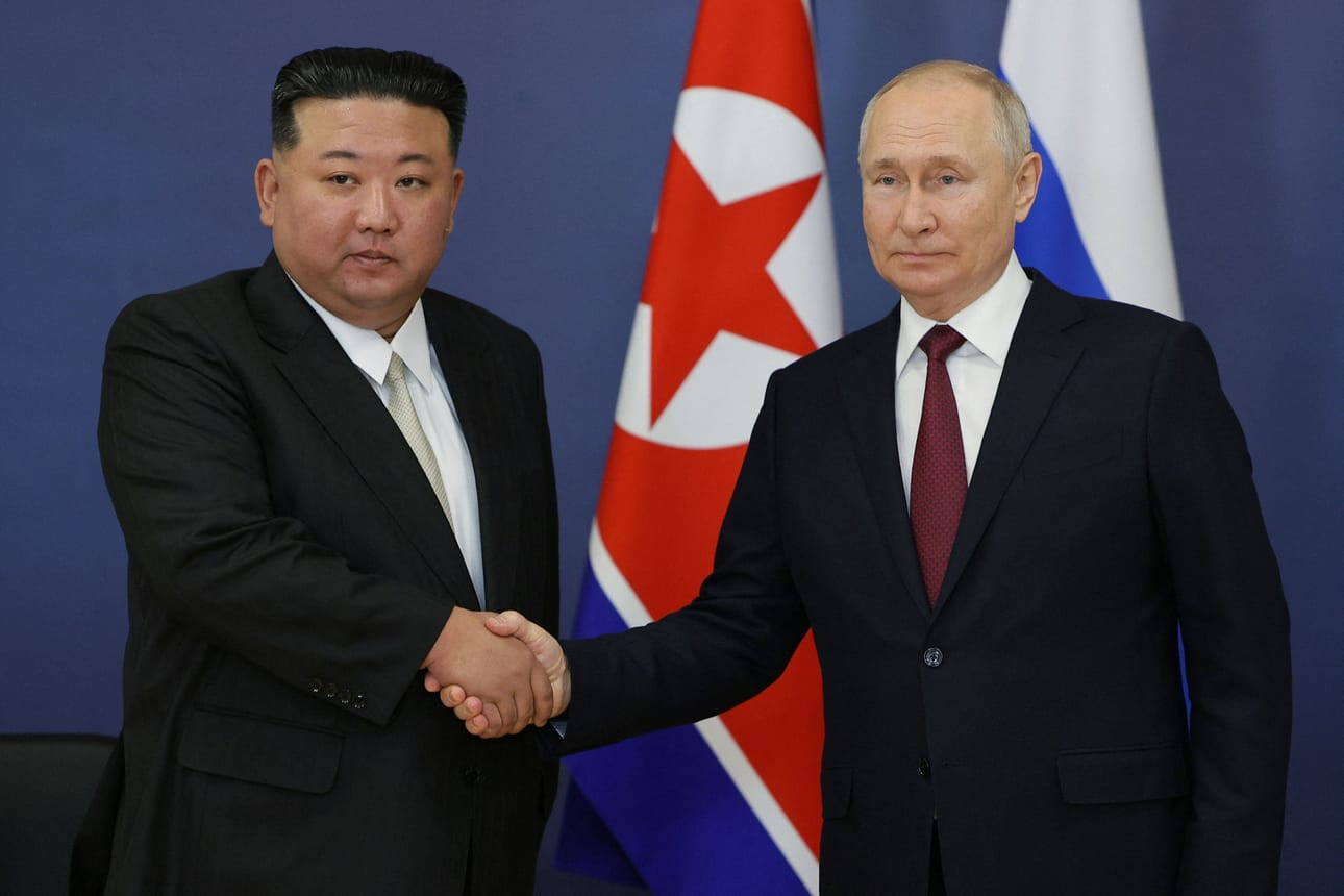 Venäjän presidentin Vladimir Putinin on määrä tavata vierailullaan Pohjois-Korean johtaja Kim Jong-un. Arkistokuva Putinin ja Kimin tapaamisesta viime vuoden syyskuulta. LEHTIKUVA/AFP