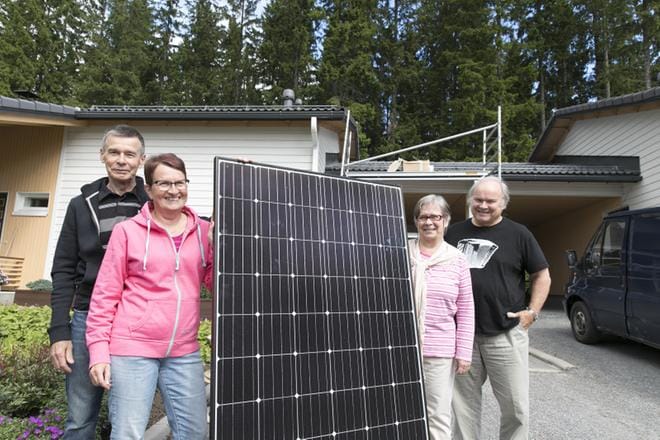 Ylöjärveläiset pariskunnat asennuttivat aurinkopaneeleita paritalonsa katolle viime kesänä. Kuvassa Risto Viskari, Kaija Hietaharju, Leila Sinisalo ja Jorma Sinisalo. KUVA: Jari Toivonen