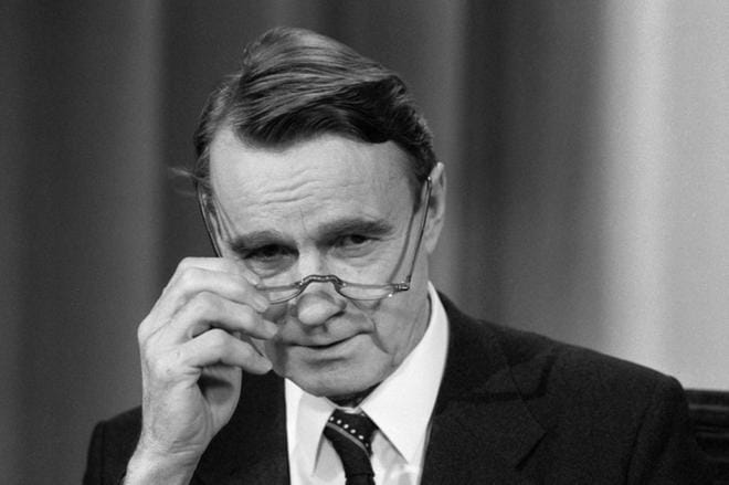 Virkaatekevä presidentti Mauno Koivisto Pasilan TV-studiolla 27. lokakuuta 1981. Koivisto pitää TV-puheen presidentti Urho Kekkosen vallasta luopumisen johdosta. KUVA: LEHTIKUVA / HANS PAUL