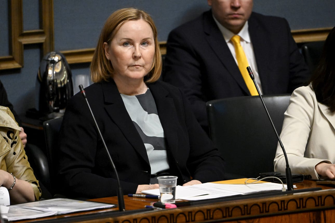 Sosiaali- ja terveysministeri Kaisa Juuso (ps.) eduskunnan täysistunnossa 23. huhtikuuta 2024.