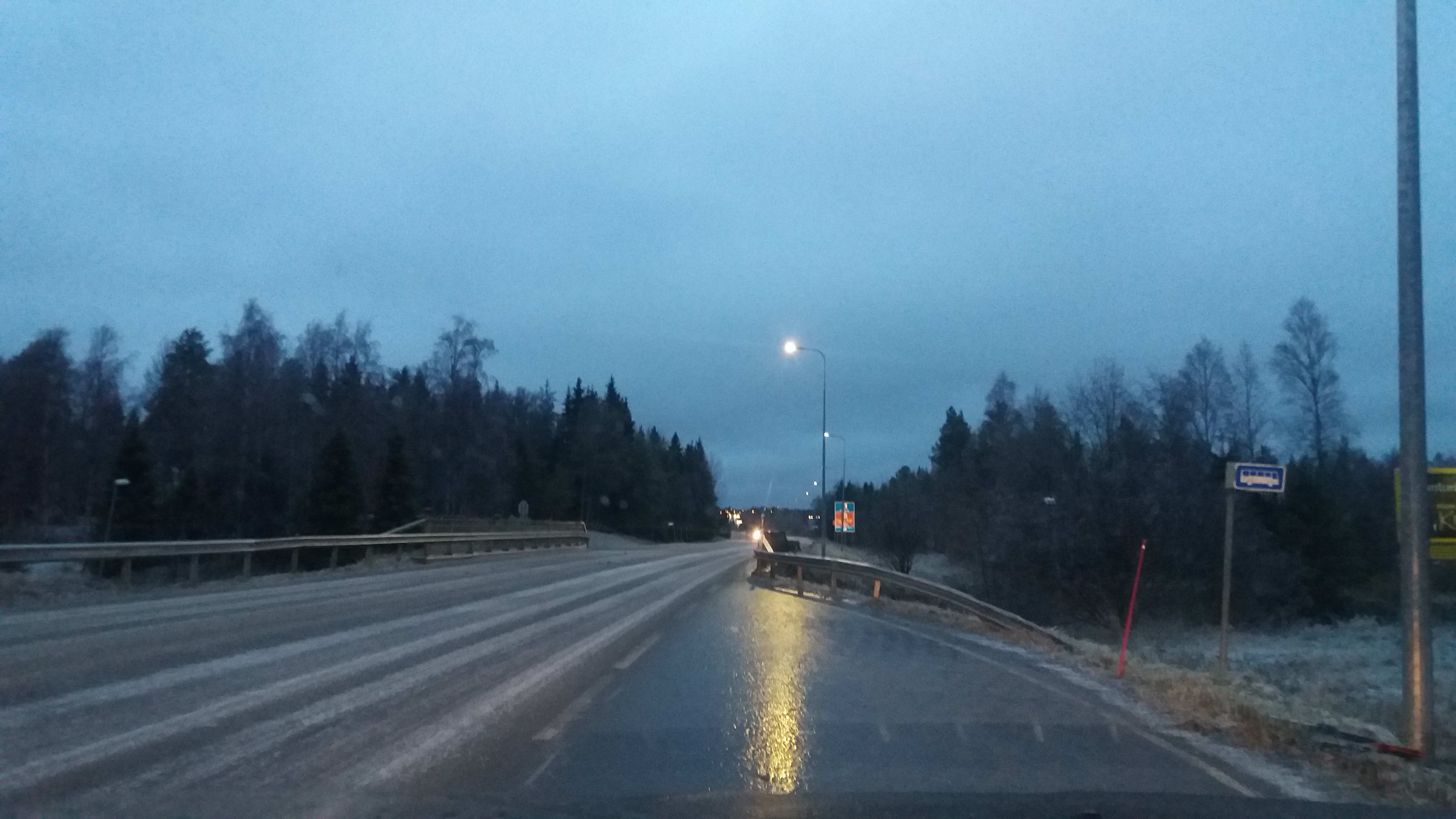 Taajamassa aamuliikenne jauhoi jääkannen sohjoksi, mutta liukasta oli silti.