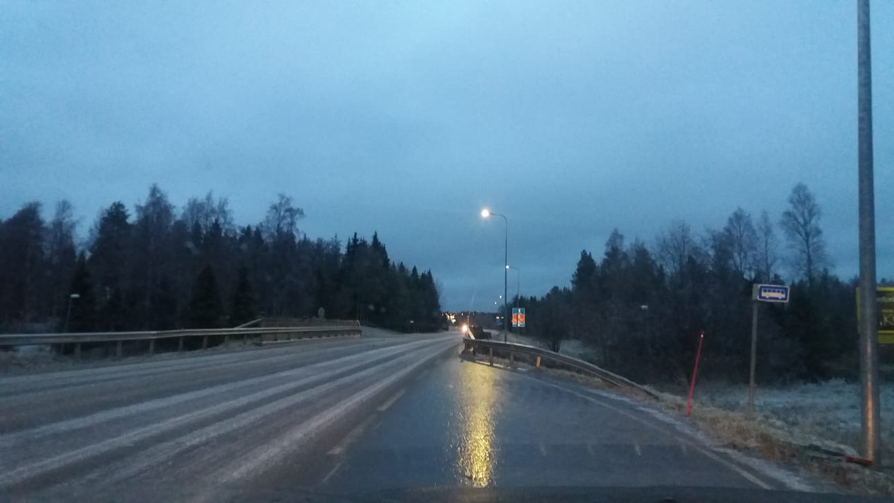 Taajamassa aamuliikenne jauhoi jääkannen sohjoksi, mutta liukasta oli silti.