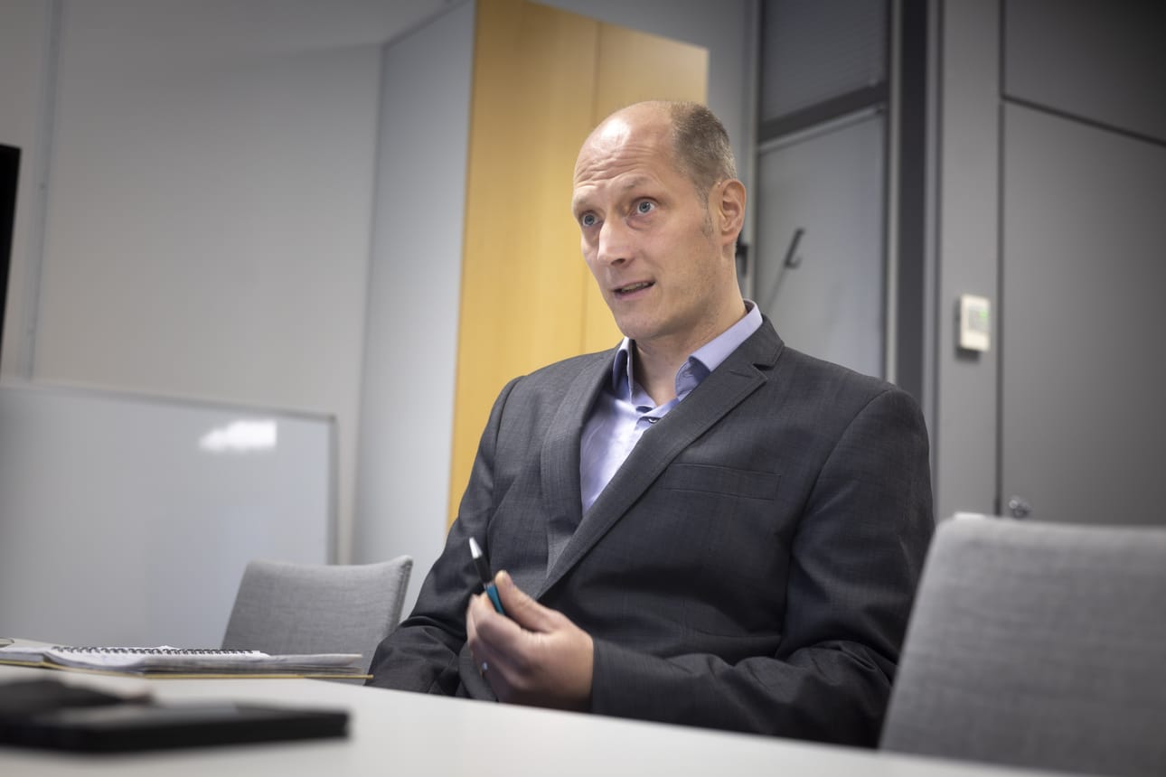 llmajoelta lähtöisin oleva Jaakko Yli-Ojanperä on ennen Korkeakouluyhdistyksen toiminnanjohtajuutta työskennellyt muun muassa Vaasassa fysiikan yliopistolehtorina ja Vaisalassa ilmalaadun mittausteknologiasta ja sen kehittämisestä vastaavana teknologiajohtajana.