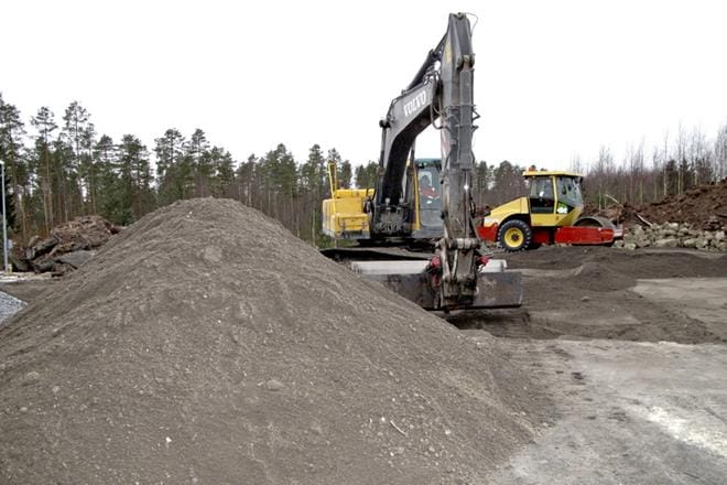 Etapin jätekeskuksen alueelle rakennettiin koekenttä, jolla tutkitaan kierrätysmateriaaleista tehdyn rakenteen ominaisuuksia. KUVA: HANNELE LYYTIKÄINEN-KÄPPI
