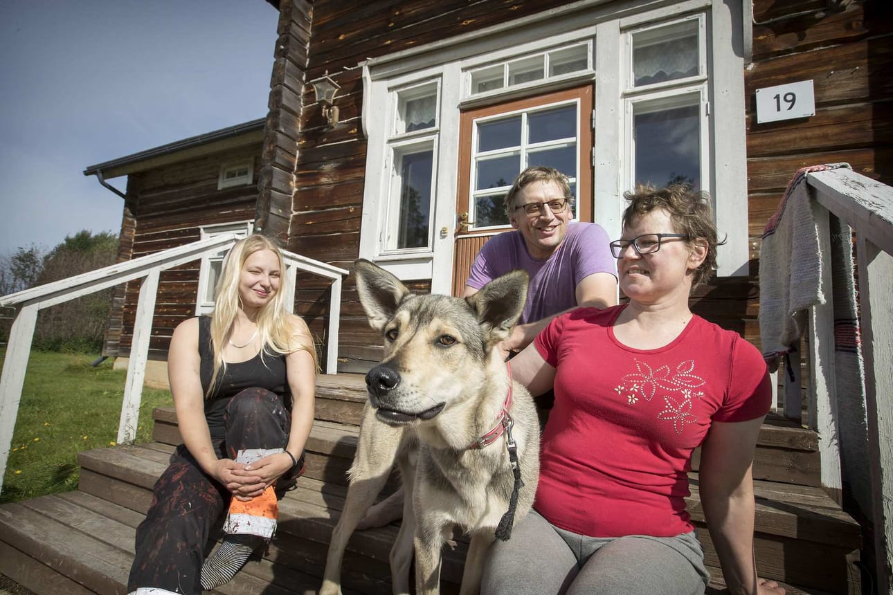 Rantsila on entinen kunta Pohjois-Pohjanmaalla ja Kärsämänoja lypsykarjatila sen sydänmailla. Uuden mutta vanhanaikaisen näköisen hirsitalon portailla istuivat elokuisena poutapäivänä Jouni ja Sari Kajula sekä tilalla karjanhoitajana työskentelevä Sirpa Karvonen. Koira on Tiku.