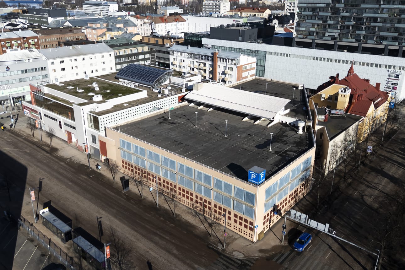 Edessä pysäköintitalo Autosaari, sen takana vasemmalla entisen Anttilan liikekiinteistö. Kumpikin rakennus voi jonkin vuoden päästä tulla korvatuksi uudella, ehkä nykyistä korkeammalla rakennuksella.