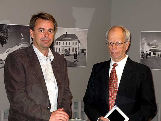 Kuvakeskus Hynnisen yrittäjät Risto Mäläskä (vas.) ja Kari Mäläskä ovat koonneet Kainuun museon ja dosentti Reijo Heikkisen kanssa läpileikkauksen valokuvaamonsa kuvista sadan vuoden ajalta.